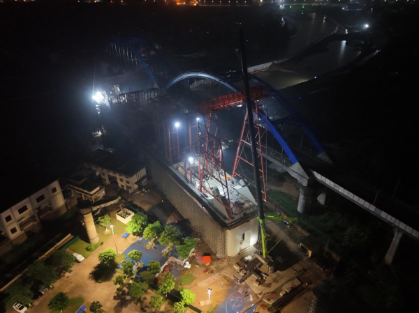 保宇配资 钦港铁路项目钦江双线特大桥龙门吊吊装完成